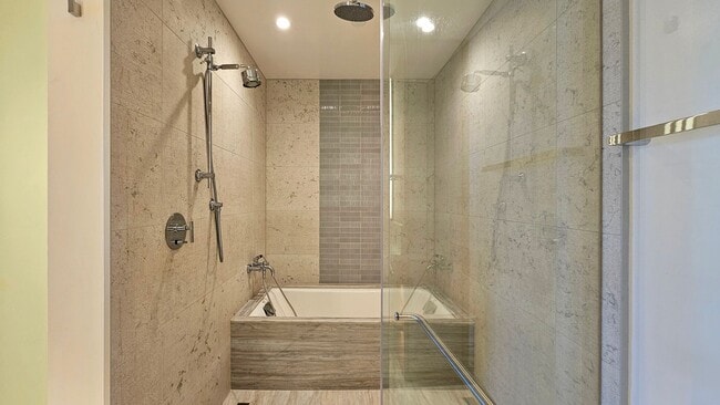 Building Photo - Victoria Place Furnished 2bdrm/2ba/2pkg