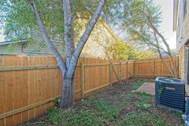 Building Photo - 2211 Creekside Ln