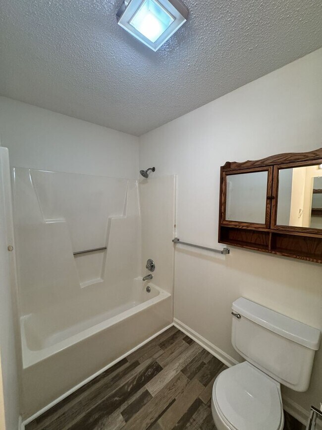 Building Photo - ****** HALF OFF FIRST FULL MONTH OF RENT!! ******
