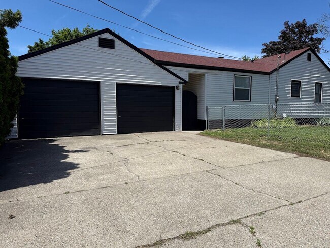 Building Photo - Audubon-Downriver Neighborhood 4 bedroom, 1 bath corner lot with large, fenced yard