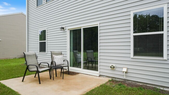 Building Photo - 4 bedroom 2.5 bathroom Single Family Home