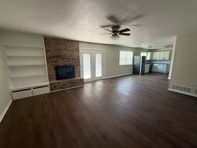 Building Photo - Renovated 3-bedroom house!  Housing accepted!