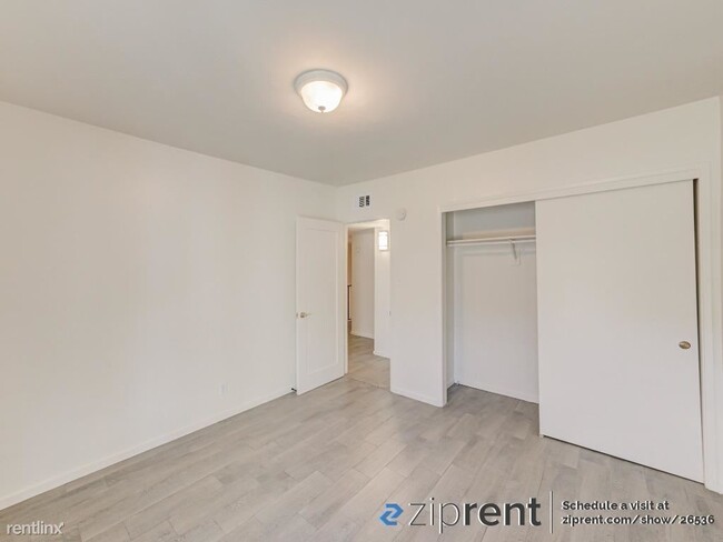 Building Photo - 3 br, 2.5 bath Townhome - 5301 Demaret Ave...