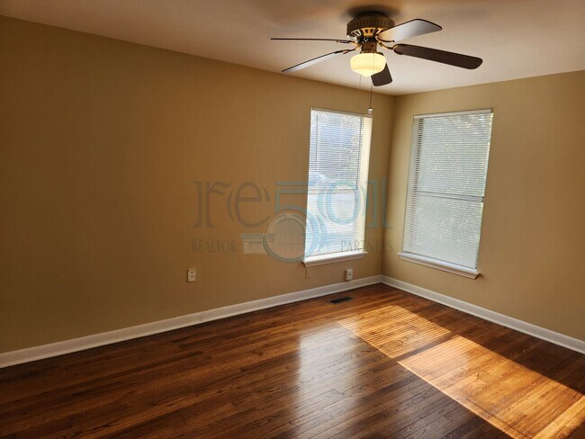 Building Photo - Great Home for UAMS Students