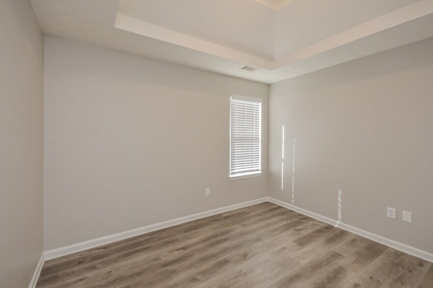 Building Photo - 180 Creekview Blvd