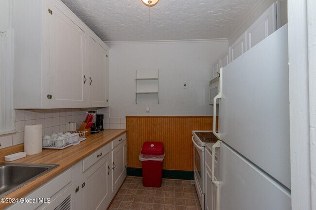 Building Photo - 461 N Main St