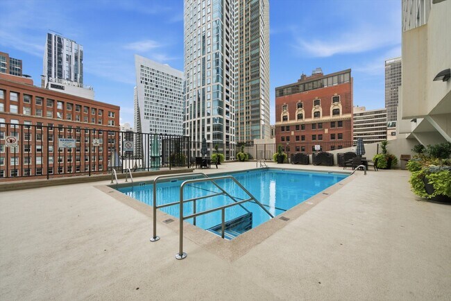 Building Photo - 111 E Chestnut St