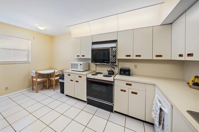Building Photo - 300 N Hwy A1A