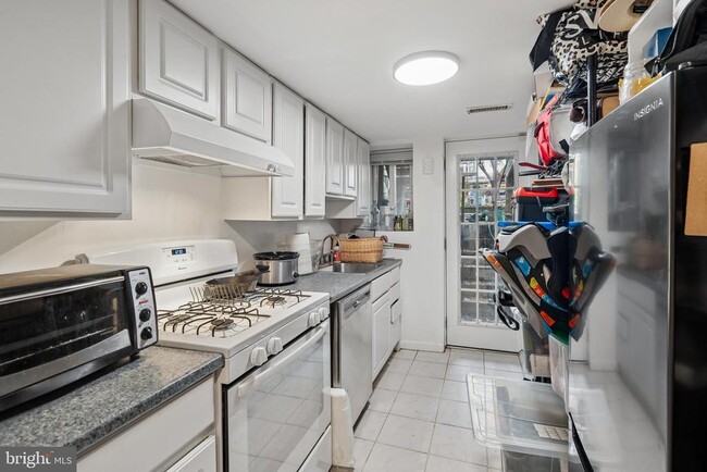 Building Photo - 1373 Quincy St NW