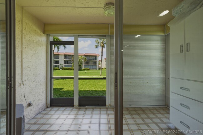 Building Photo - 371 S Hollybrook Dr