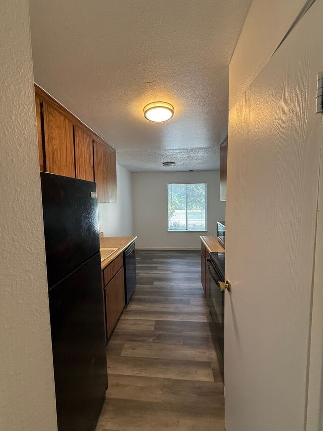 Building Photo - Beautifully Newly Refurbished Condo, 2 Bed...