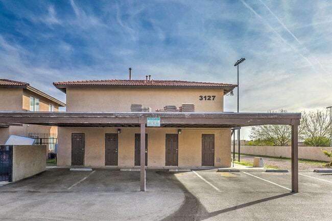 Building Photo - 3131 N Walnut Rd