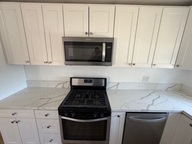 Building Photo - WoW! Newley Remodeled 3 BD 1 Ba house with a 1 Car Garage in East Bakersfield