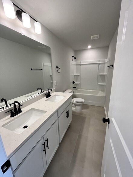 Building Photo - 4548 Hoboken Wy
