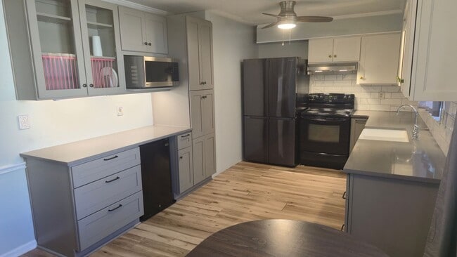 Building Photo - 4 Bedroom