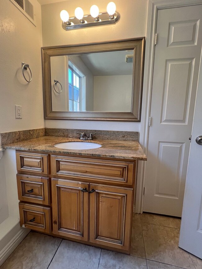 Building Photo - 3 bedrooms, 2 full bathrooms near CV high! Available now!