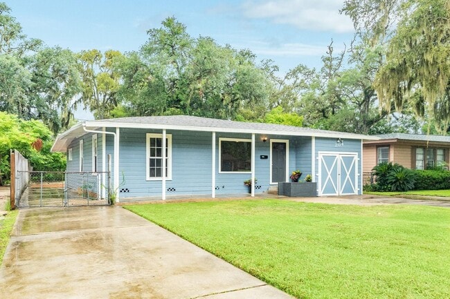 Building Photo - Recently Renovated 4-Bedroom Home with Mod...