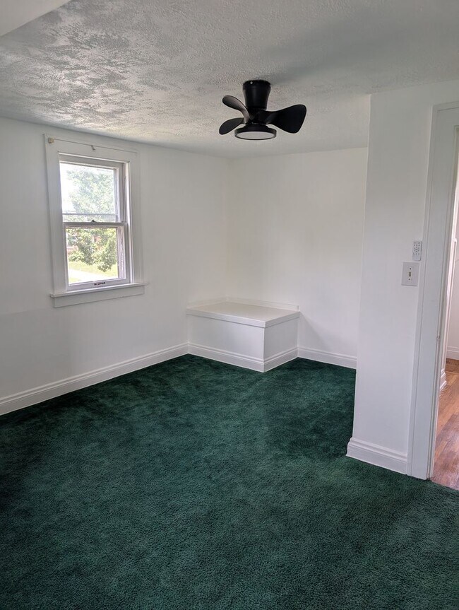 Building Photo - A charming 3-bedroom, 1-bathroom in Maple Heights