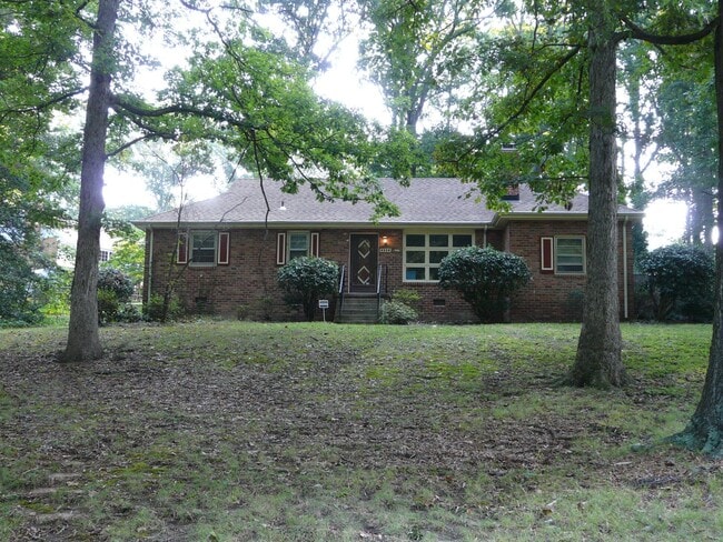 Building Photo - 3 Bedroom & 1.5 Bathroom with Huge Fenced ...