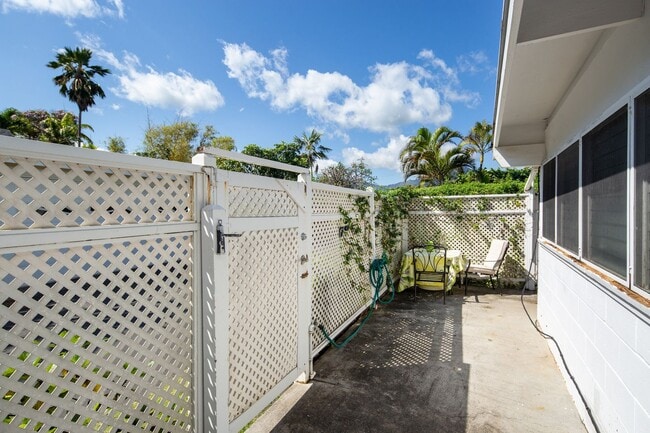 Building Photo - Fully furnished beach-side studio includes...