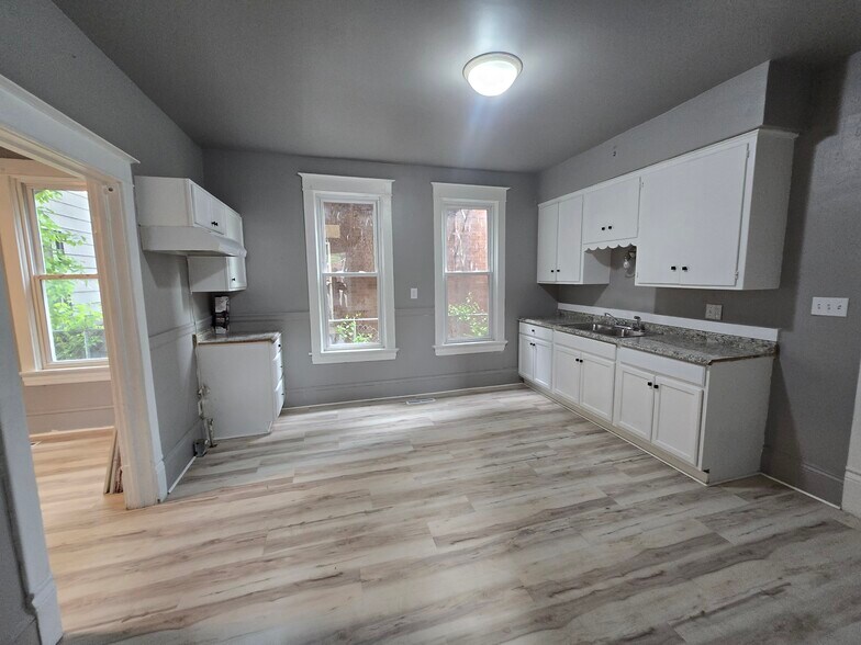 Building Photo - 1608 W Lincoln Ave