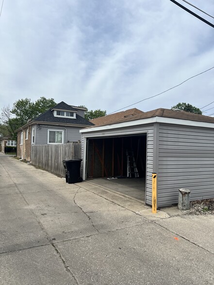 Building Photo - 7045 S Oakley Ave