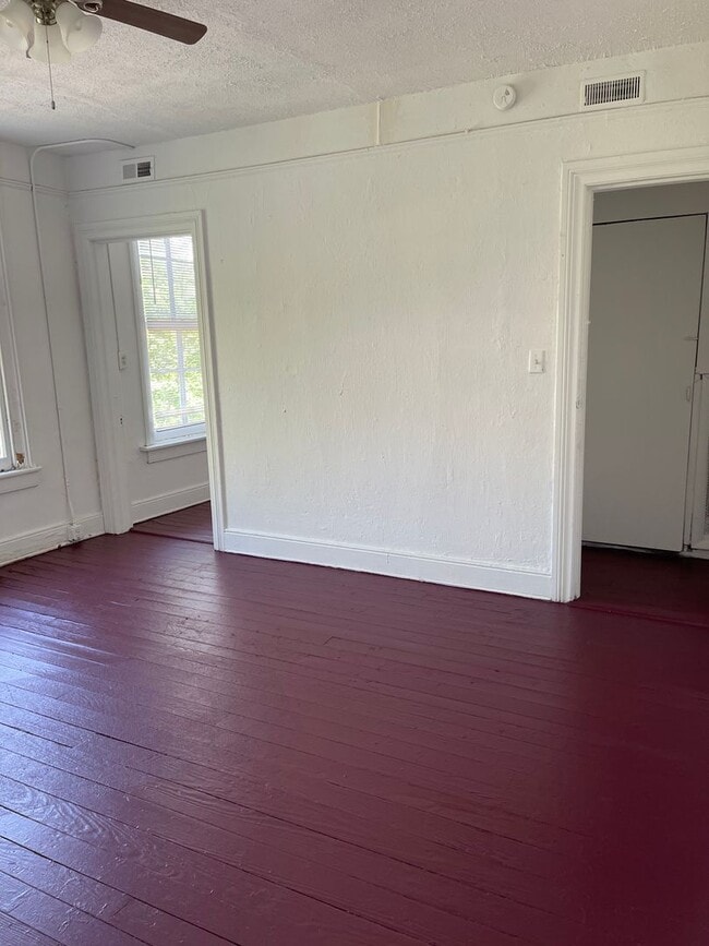 Building Photo - Spacious 4 bdrm/2 bath Home Located in Richmond's Fan District w/Balcony!!  Walking Distance to V...