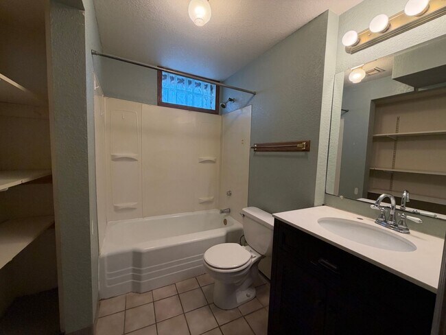 Building Photo - 1208 S Florence Pl