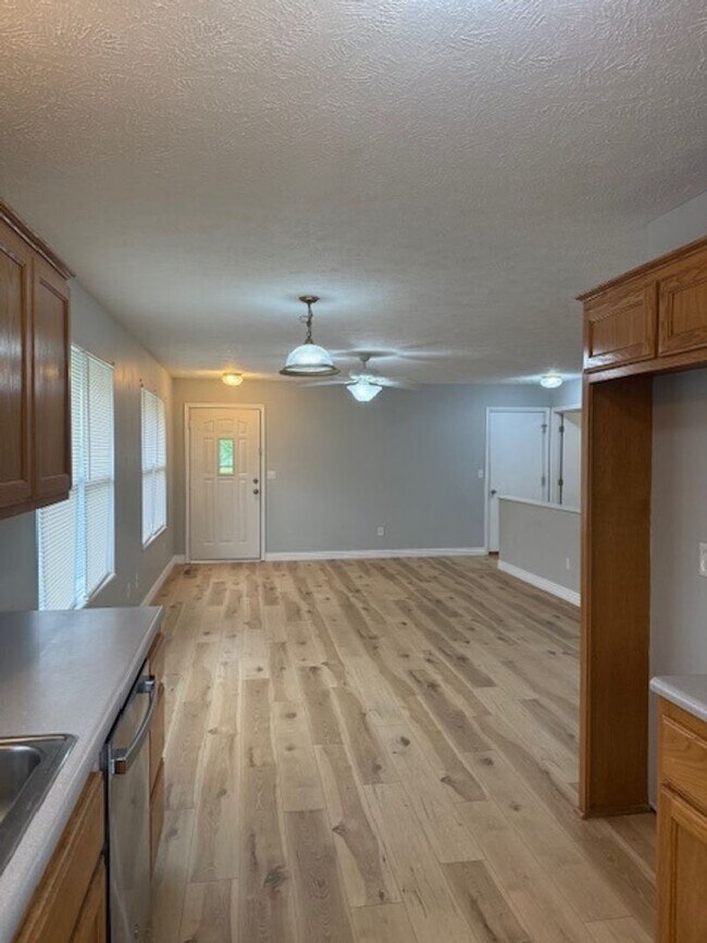 Building Photo - Remodeled Duplex in Ozark!