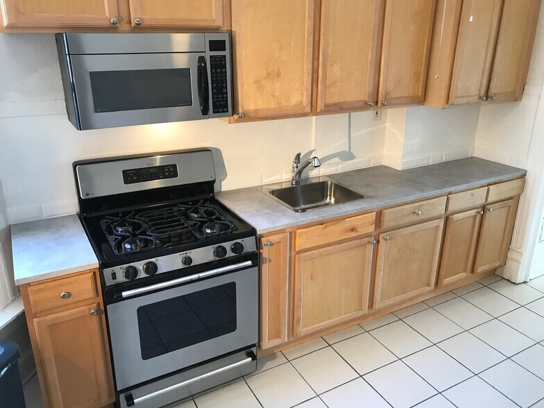 Building Photo - 2716 W North Ave