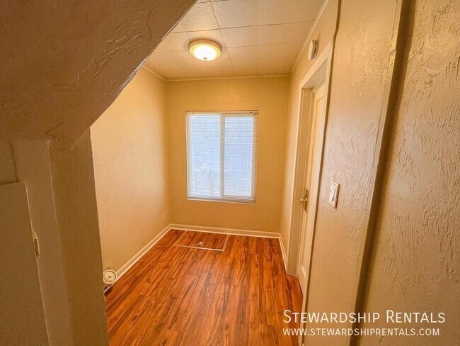 Building Photo - 1376 W 6th Ave