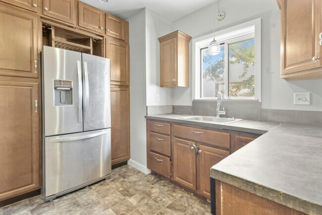 Building Photo - 1542 Craigwood Rd