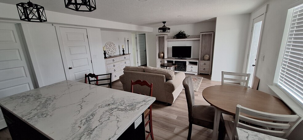 Living room - 704 N Bennedict Dr
