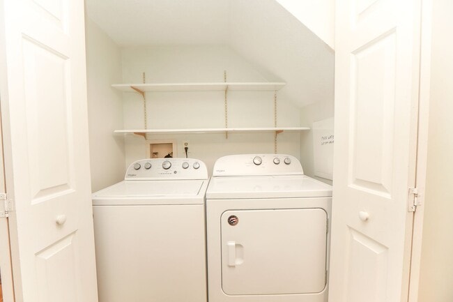 Building Photo - WILLIAMSBURG 2 Bedroom 1.5 Bath Townhome