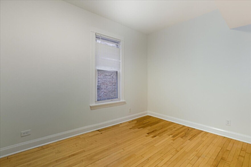 Building Photo - 2441 N Avers Ave