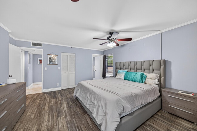 Building Photo - 2200 S Cypress Bend Dr