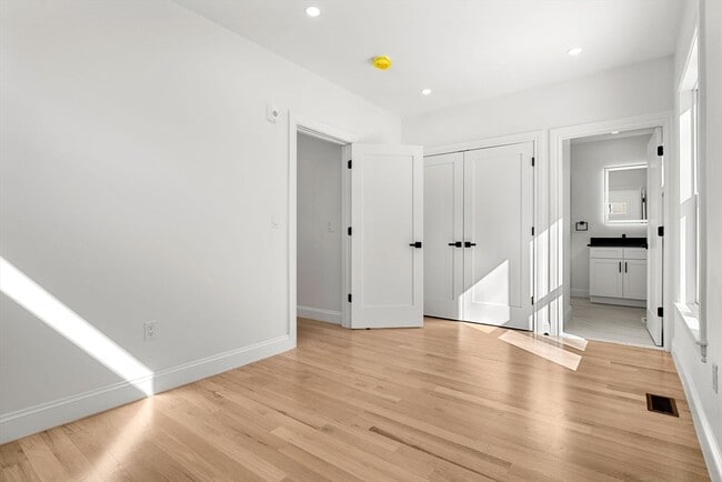 Building Photo - 53 Dustin St