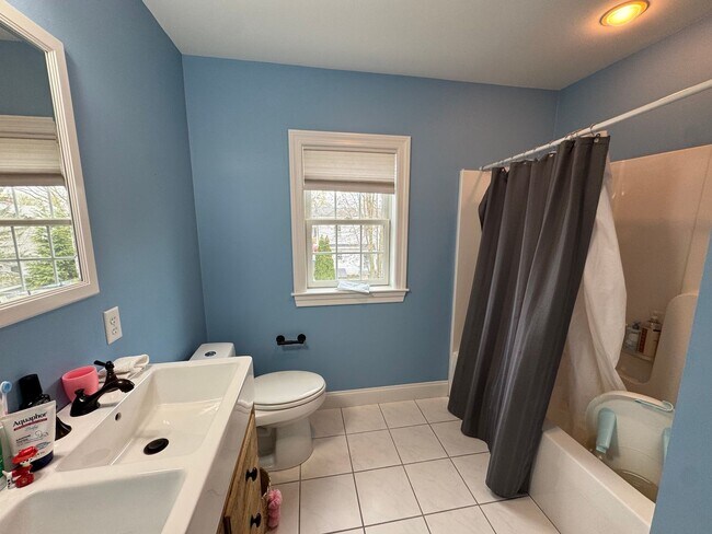 Building Photo - Waltham 3 bed 2.5 Bath