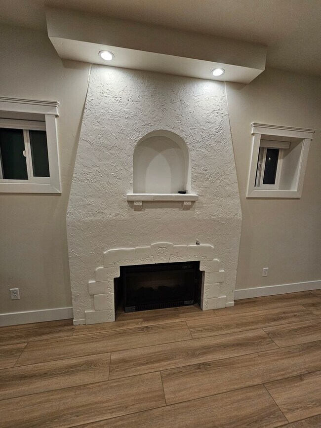 Building Photo - Crapo's 156 Duplex