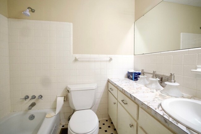 Building Photo - 1030 Cumberland Dr