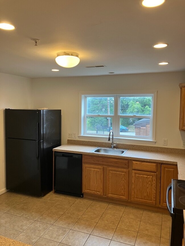 Building Photo - 4 Bedroom 4 Level Townhouse