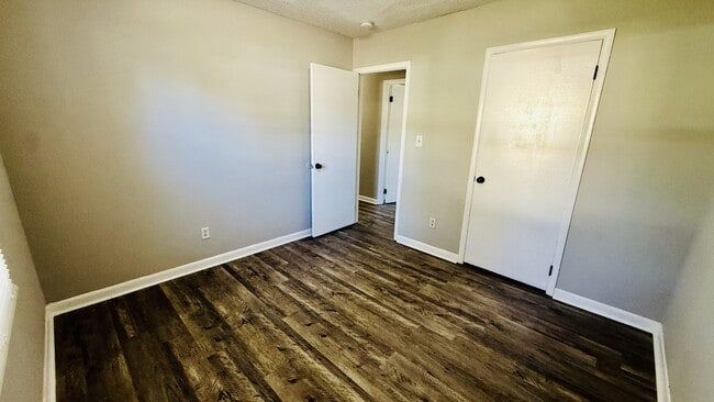 Building Photo - 2432 Yorkshire Dr SW