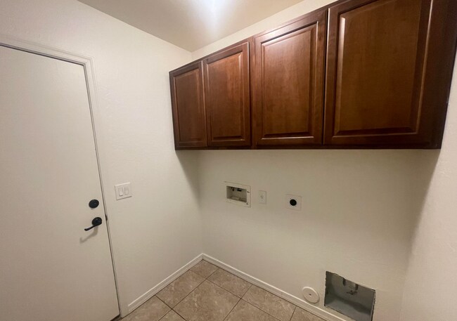 Building Photo - Charming 4 bed 2 bath home in the Ghost Ranch Communtity