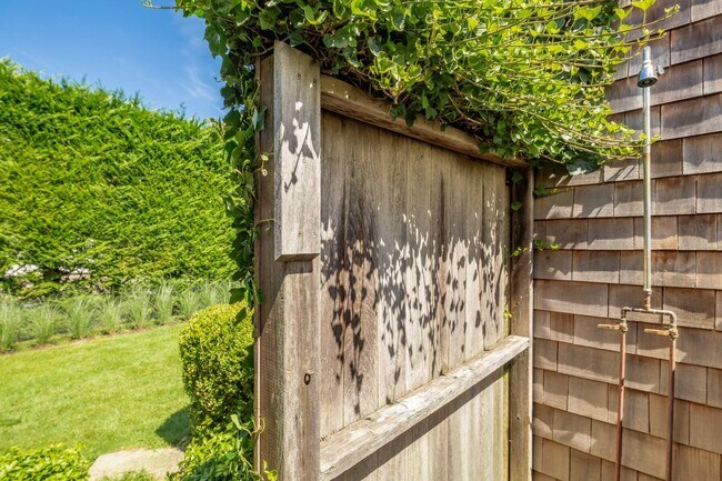 Building Photo - 156 Georgica Rd