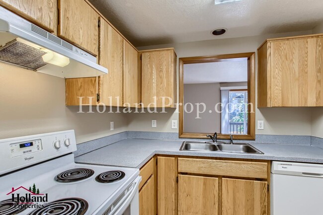 Building Photo - Lovely End unit of a triplex with garage