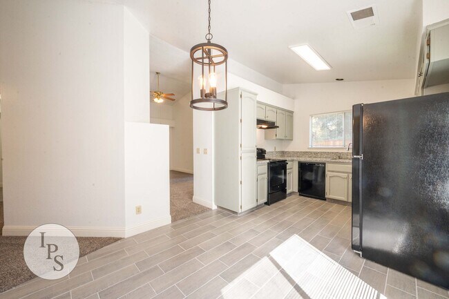 Building Photo - North Fresno Home in CUSD, 3BR/2BA, Beautiful Updates - Lots of Amenities!