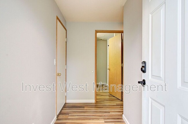 Building Photo - 3020 NE 116th Ave