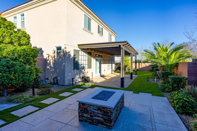Building Photo - Beautiful 3 Bed South Summerlin Home With 1st Floor Bed and Bath