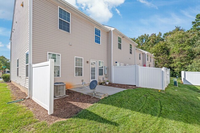 Building Photo - 3 Bedroom townhome in South Charlotte