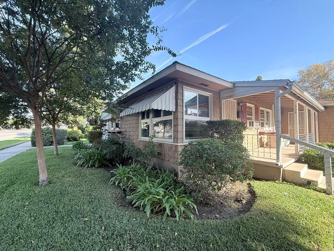 Building Photo - 504 N Hollywood Way